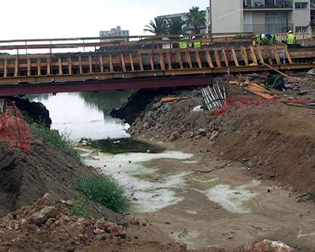 Obras de construccin del nuevo puente del paseo martimo de Gav Mar sobre la Riera dels Canyars (10 de Junio de 2010)